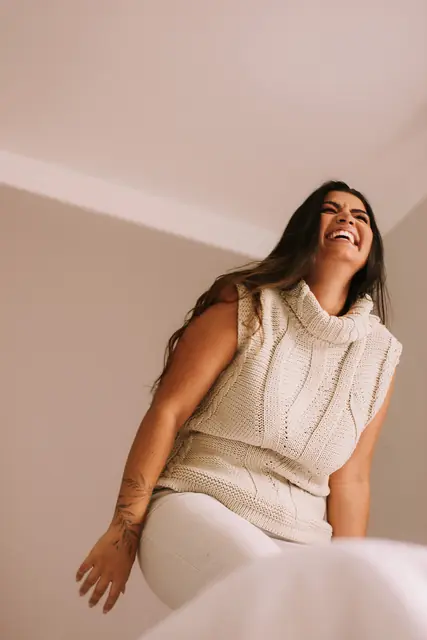 Mulher rindo durante ensaio em estúdio, luz suave